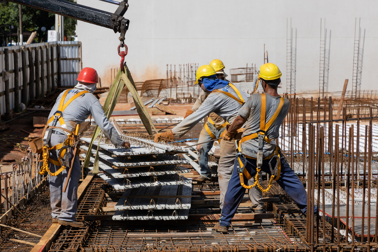 construction workers rigging mobile crane